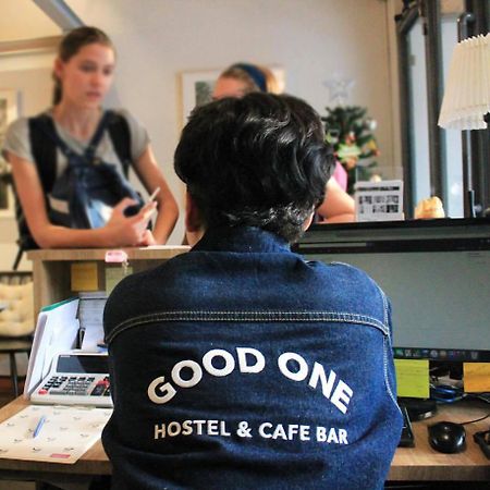 Good One Poshtel & Cafe Bar Vandrarhem Bangkok Exteriör bild