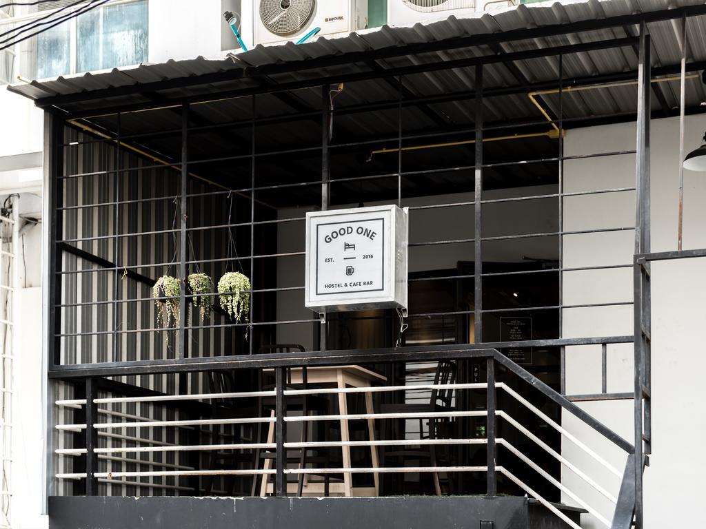 Good One Poshtel & Cafe Bar Vandrarhem Bangkok Exteriör bild