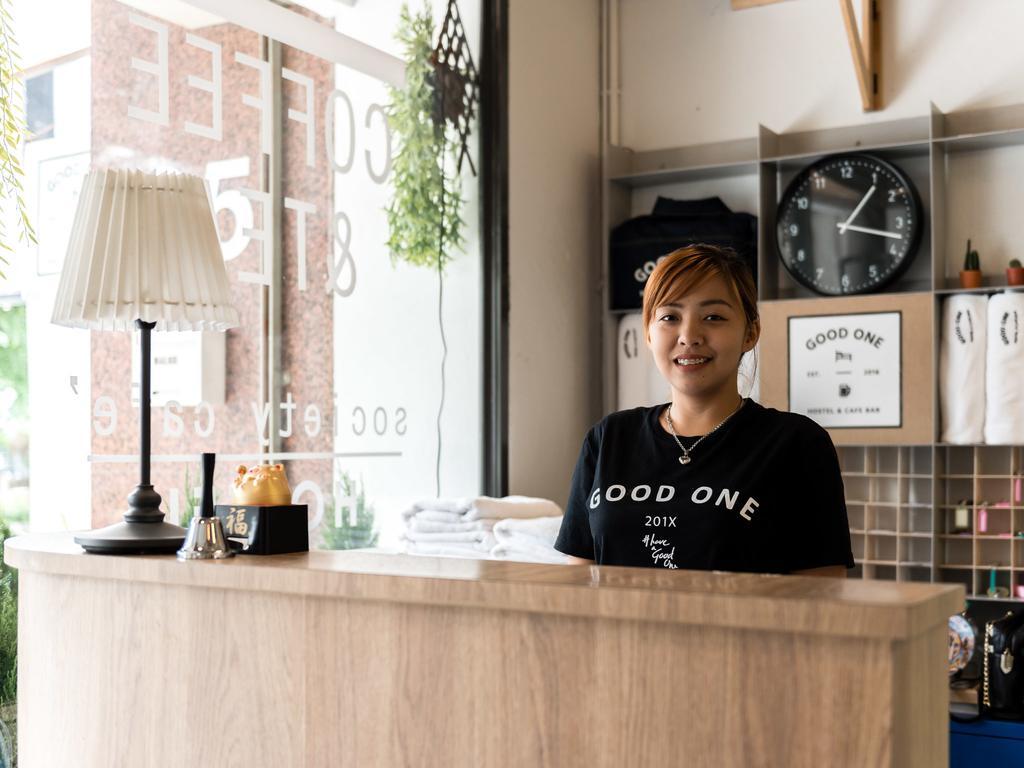 Good One Poshtel & Cafe Bar Vandrarhem Bangkok Exteriör bild
