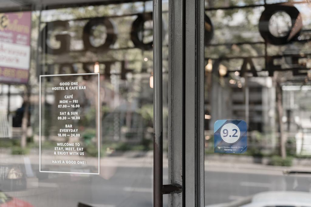 Good One Poshtel & Cafe Bar Vandrarhem Bangkok Exteriör bild