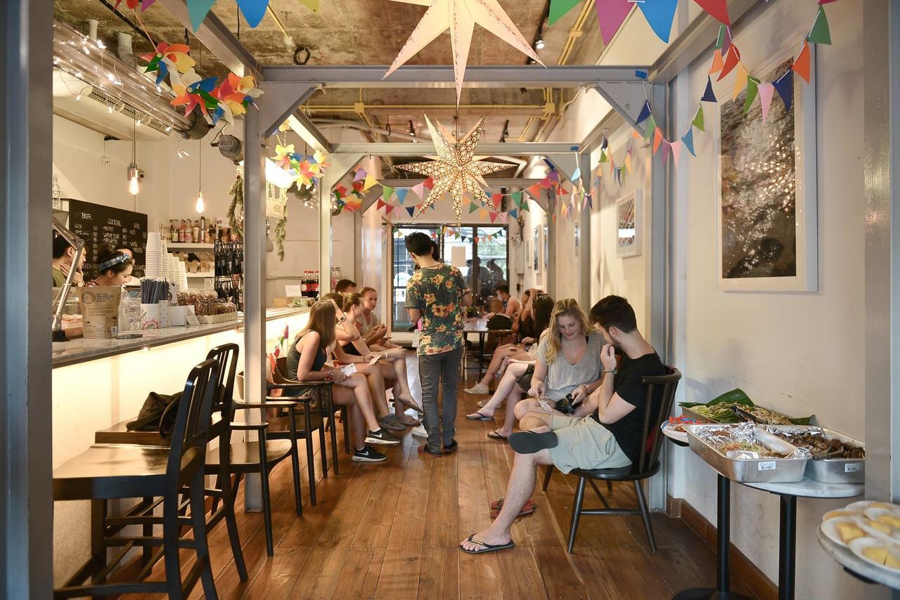Good One Poshtel & Cafe Bar Vandrarhem Bangkok Exteriör bild