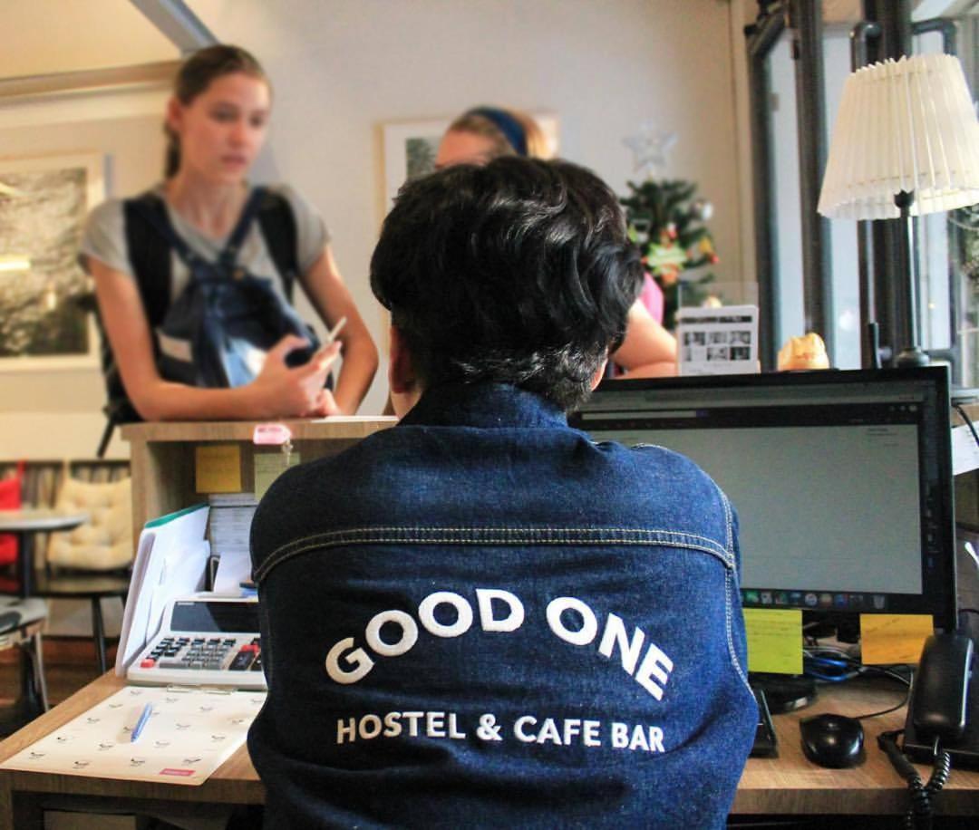 Good One Poshtel & Cafe Bar Vandrarhem Bangkok Exteriör bild