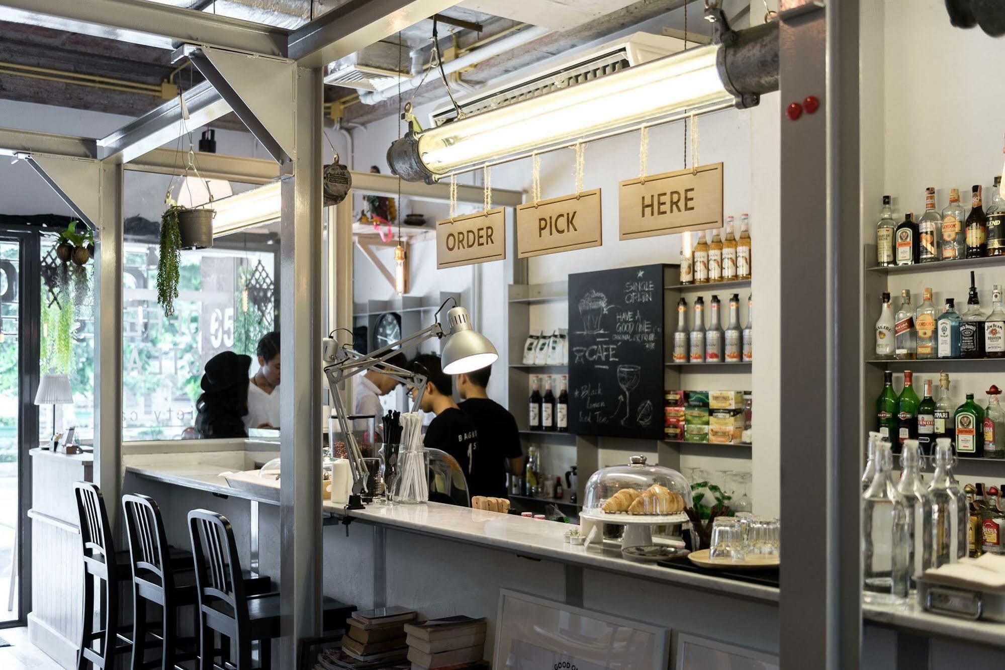 Good One Poshtel & Cafe Bar Vandrarhem Bangkok Exteriör bild