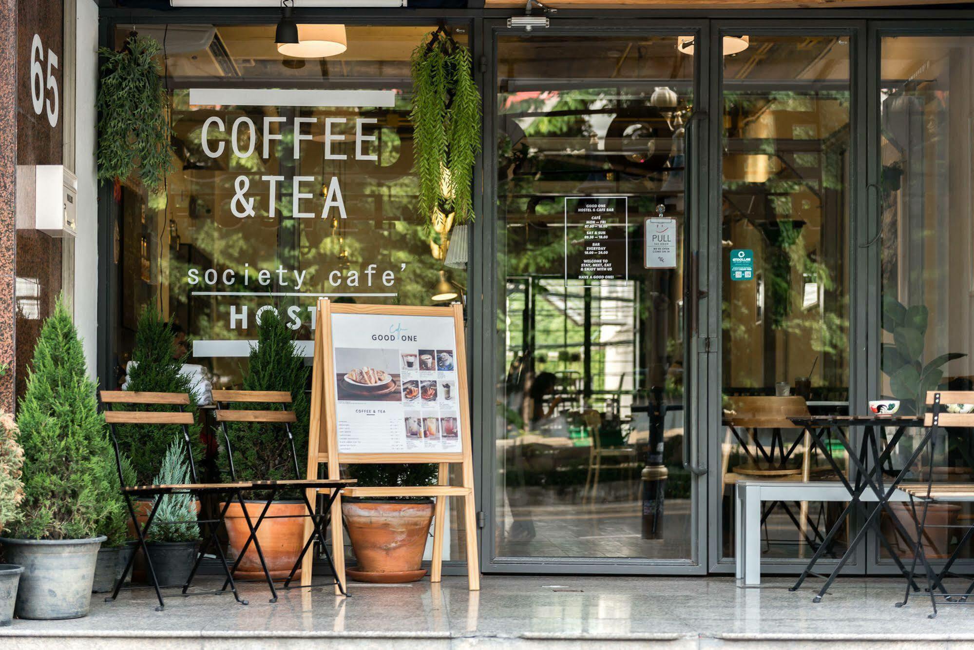 Good One Poshtel & Cafe Bar Vandrarhem Bangkok Exteriör bild